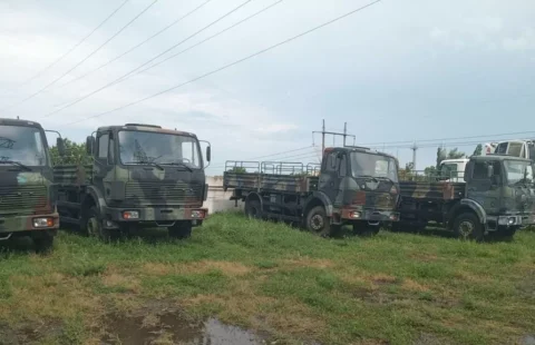 Дві військові вантажівки