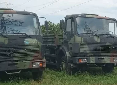 Дві військові вантажівки